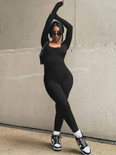 Langärmliger, figurbetonter Jumpsuit mit U-Ausschnitt